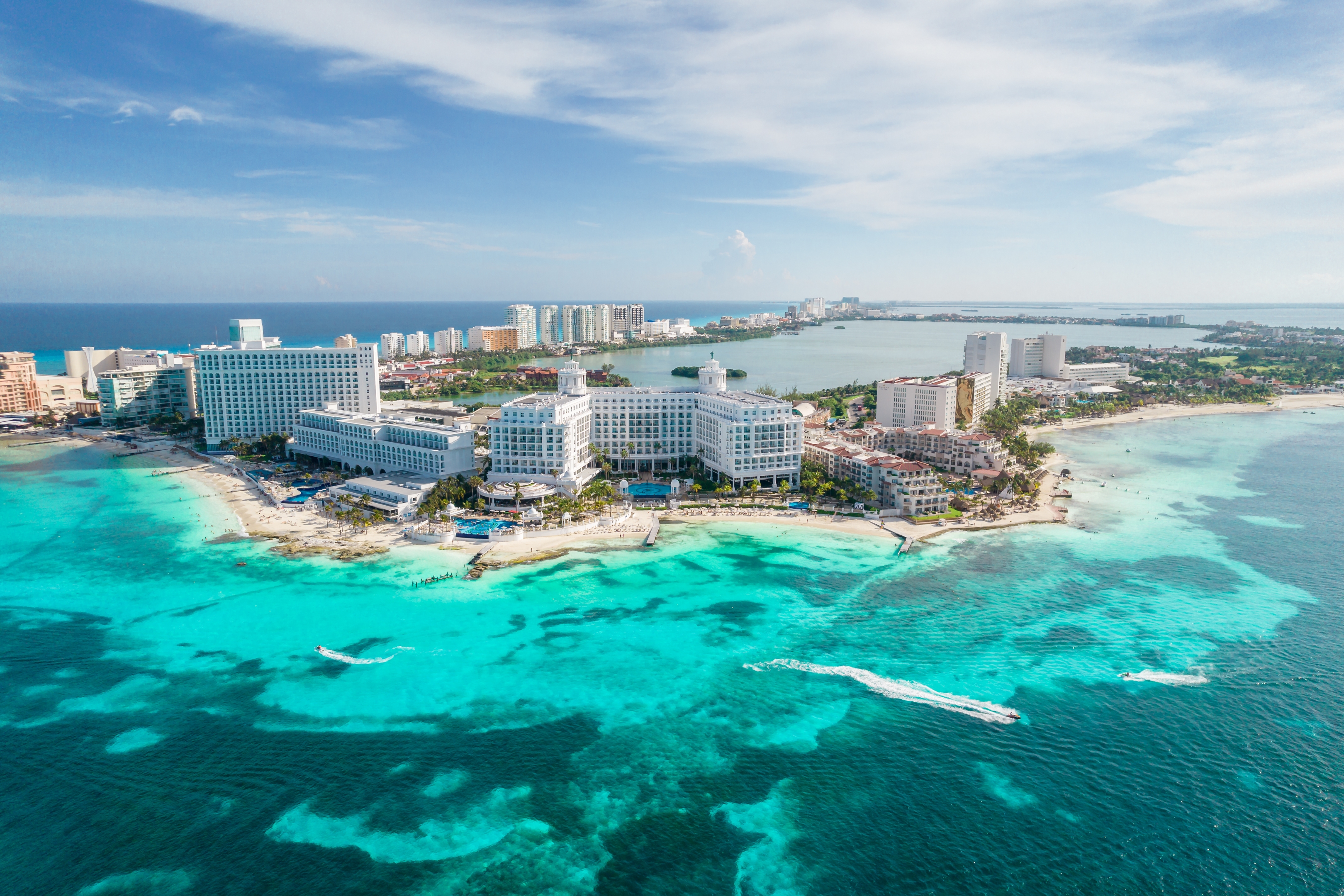 Vista aérea da zona hoteleira de Cancún e o mar do Caribe