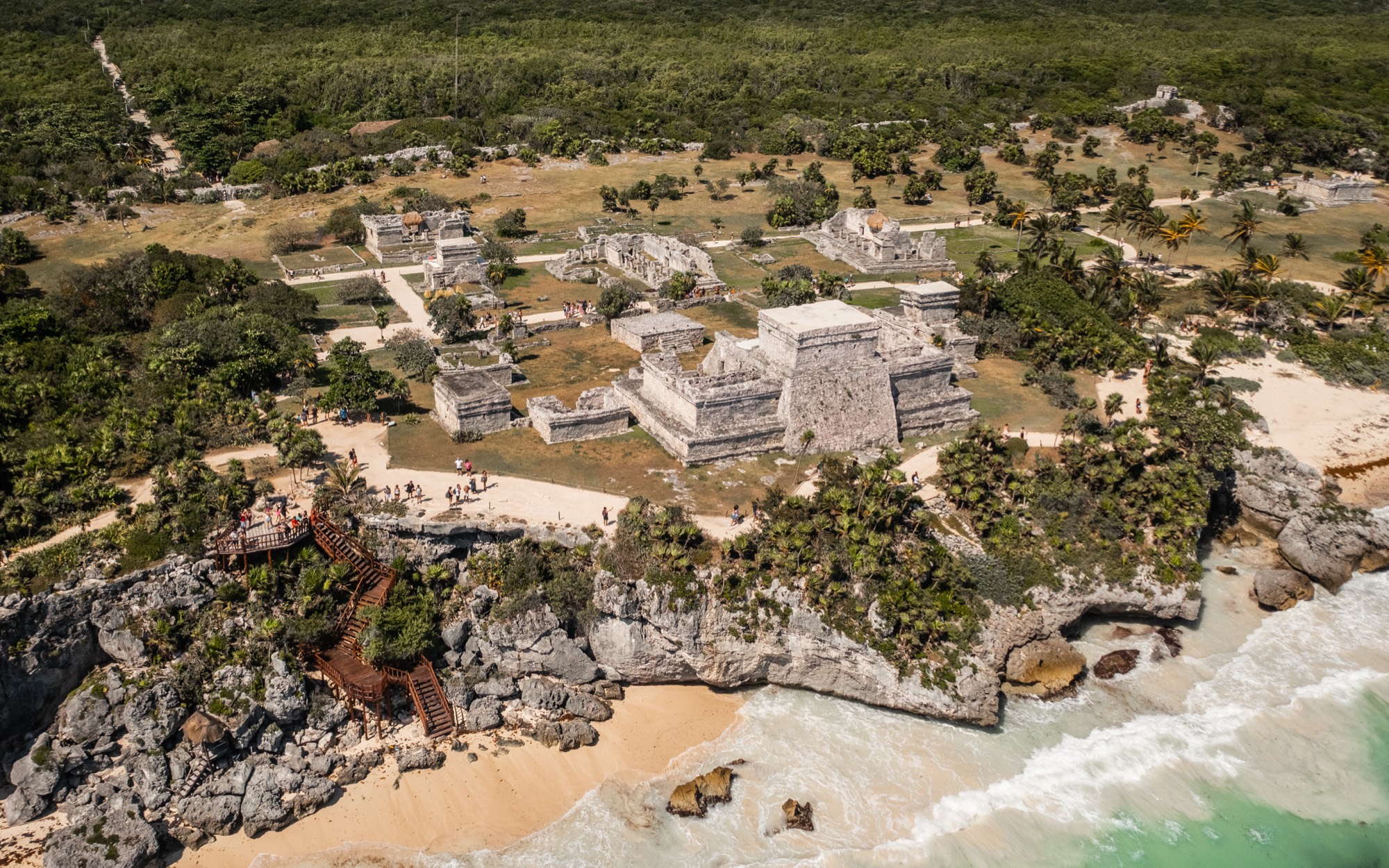 Vista aérea do Castelo de Tulum sobre o penhasco no Caribe